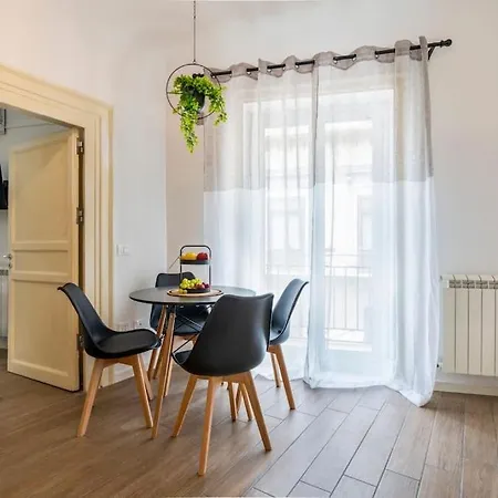 145 Maqueda Apartment
